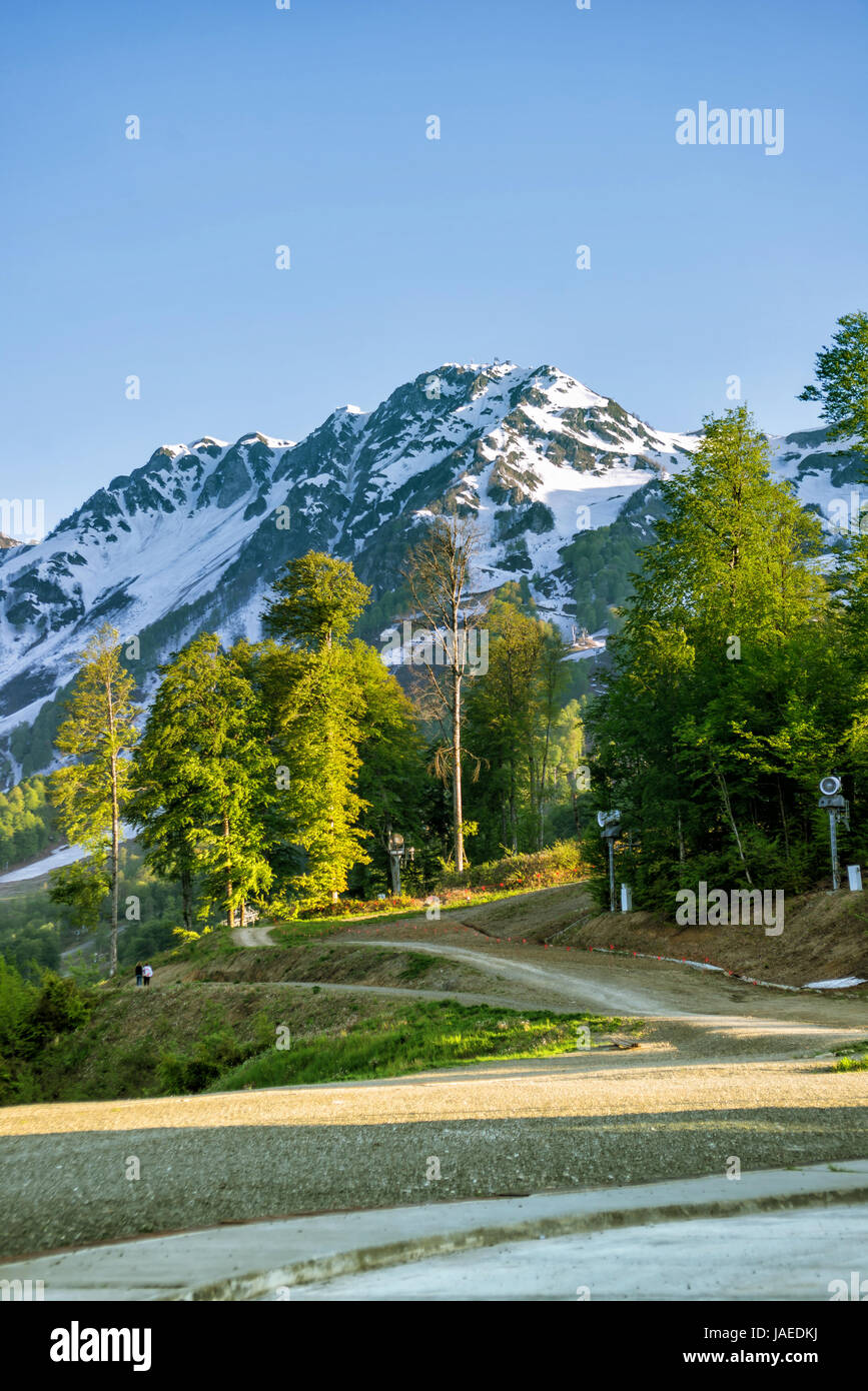 Parmi les montagnes de la route à l'été. Rosa Khutor, Adler Banque D'Images