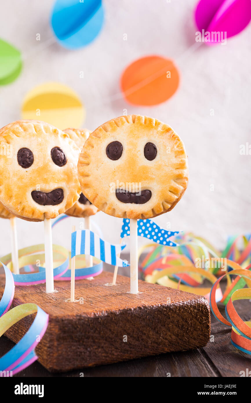 Childrens Party background. Sablés faits maison sur stick appelé pie pop. Banque D'Images