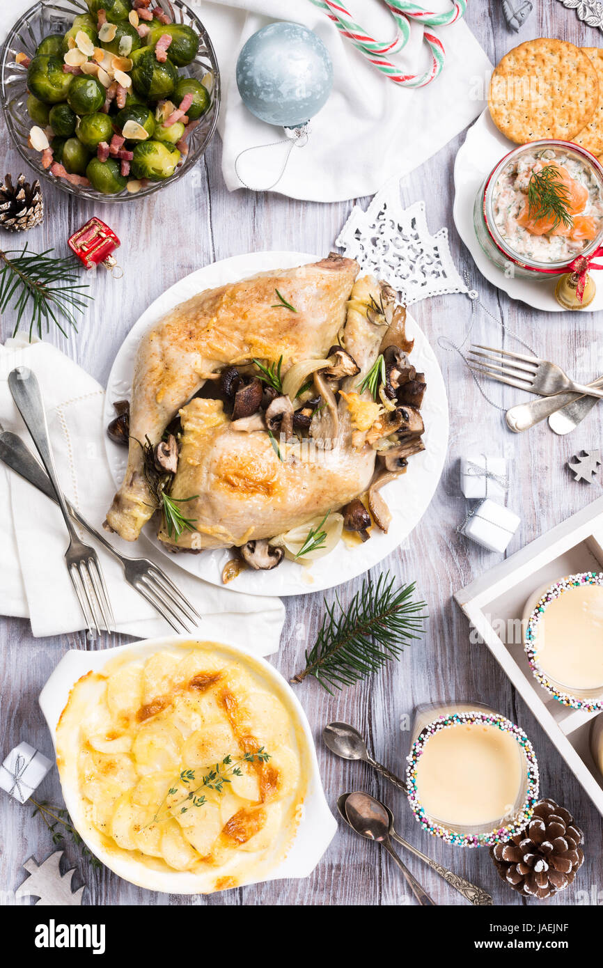 Délicieux dîner à thème de Noël tableau avec poulet rôti, apéritifs et desserts. Vue d'en haut. Maison de concept. Banque D'Images