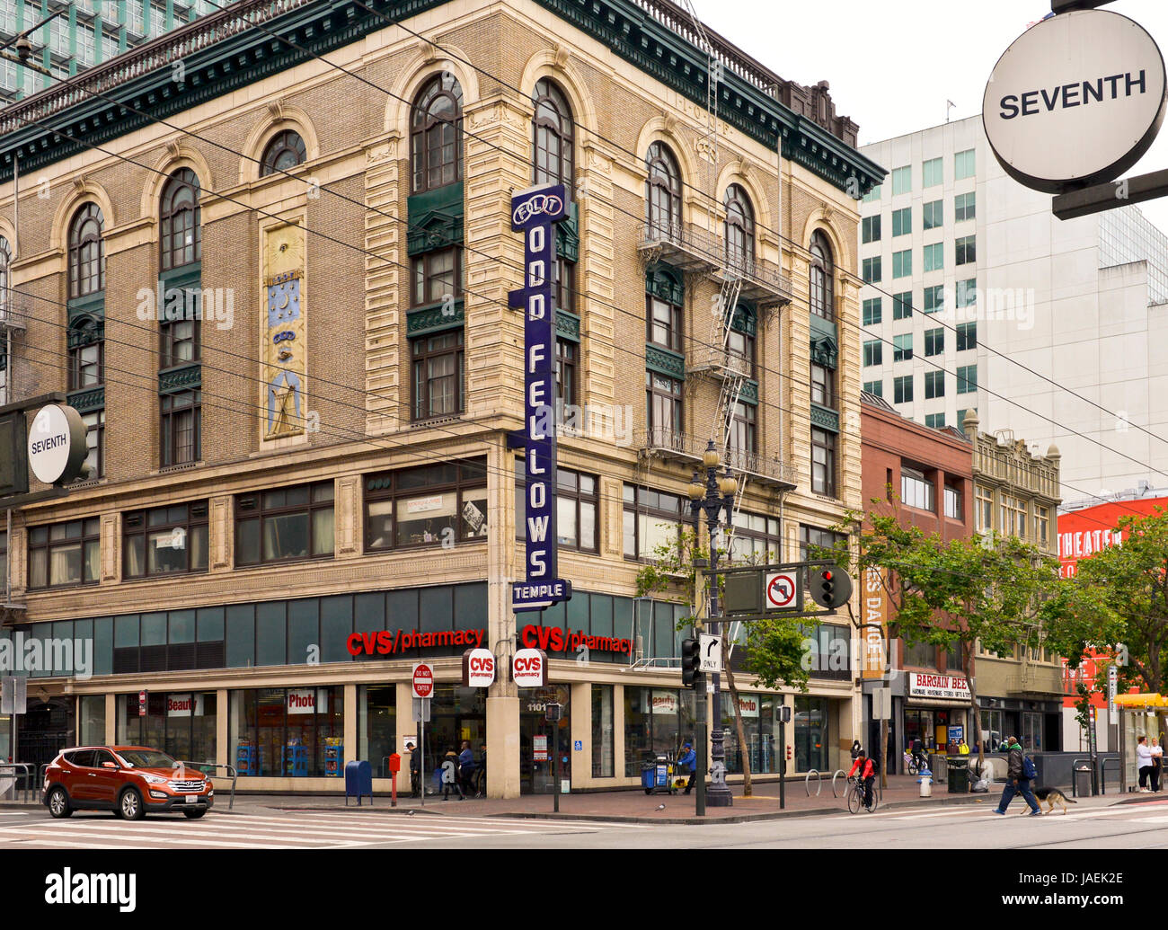 Coin de rue de la ville avec le temple Odd Fellows signer dans le centre-ville de San Francisco, en Californie. Banque D'Images