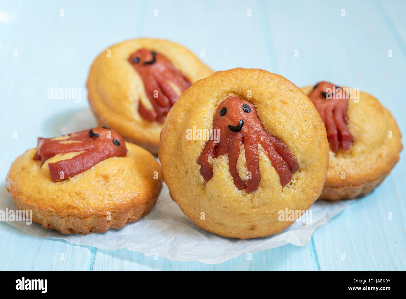 Nourriture drôle pour enfants. Cornbread muffins avec de la saucisse pieuvre Banque D'Images