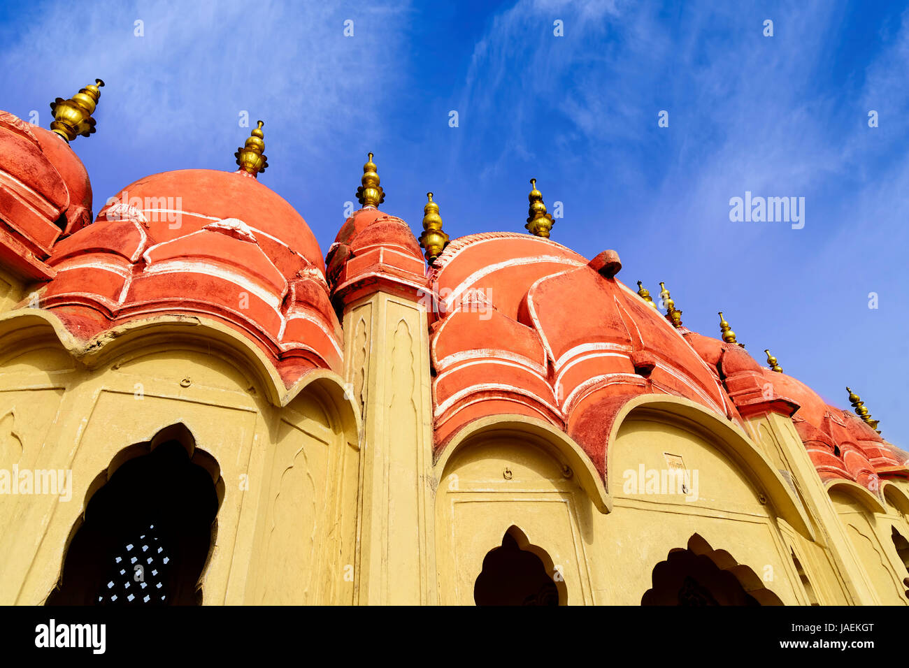 Hawa Mahal est un magnifique palace à Jaipur (la Ville Rose), du Rajasthan, également connu sous le nom de palais des vents ou Palais de la Brise, construit de rouge et de rose Banque D'Images