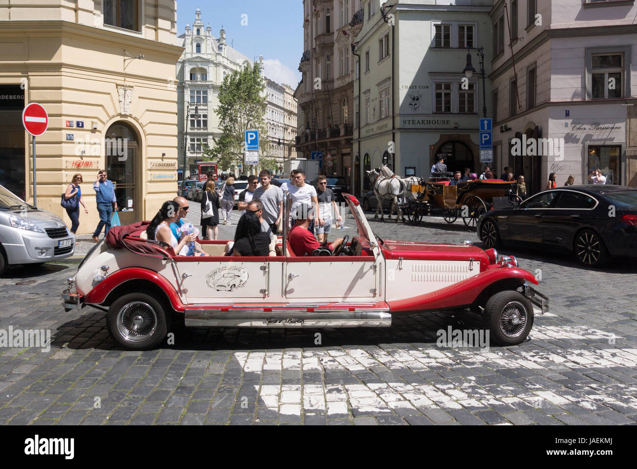 Les touristes à visiter dans une limousine vintage Alfa Romeo Spider dans une visite de la vieille ville de Prague Banque D'Images