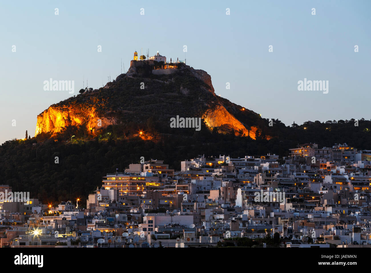 Vue sur le mont Lycabette et l'un des quartiers d'Athènes, Grèce. Banque D'Images