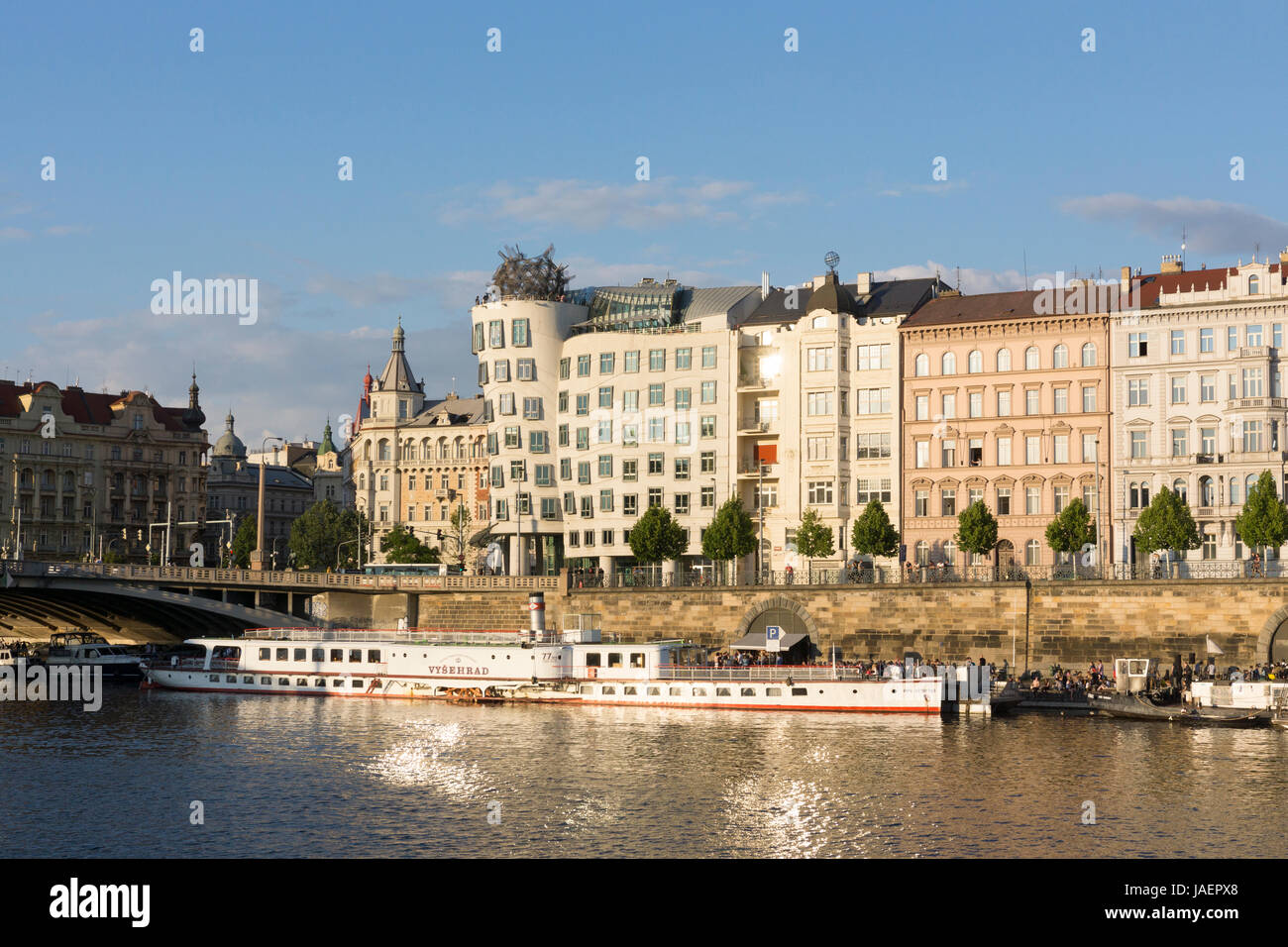 Vlado Milunic la Maison dansante de Frank Gehry et vus de la rivière Vltava, Prague Banque D'Images