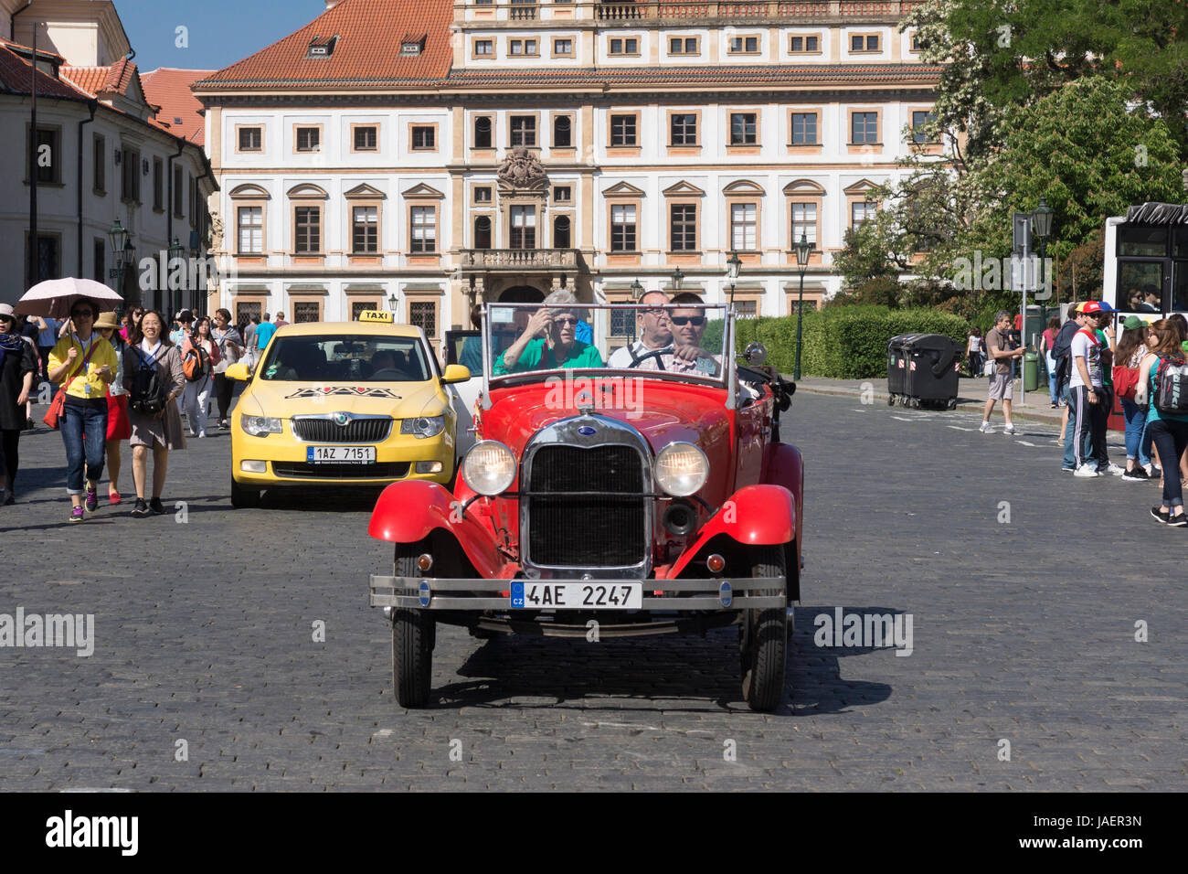 Les touristes à visiter dans une limousine vintage Alfa Romeo Spider lors d'une visite du centre-ville de Prague Banque D'Images