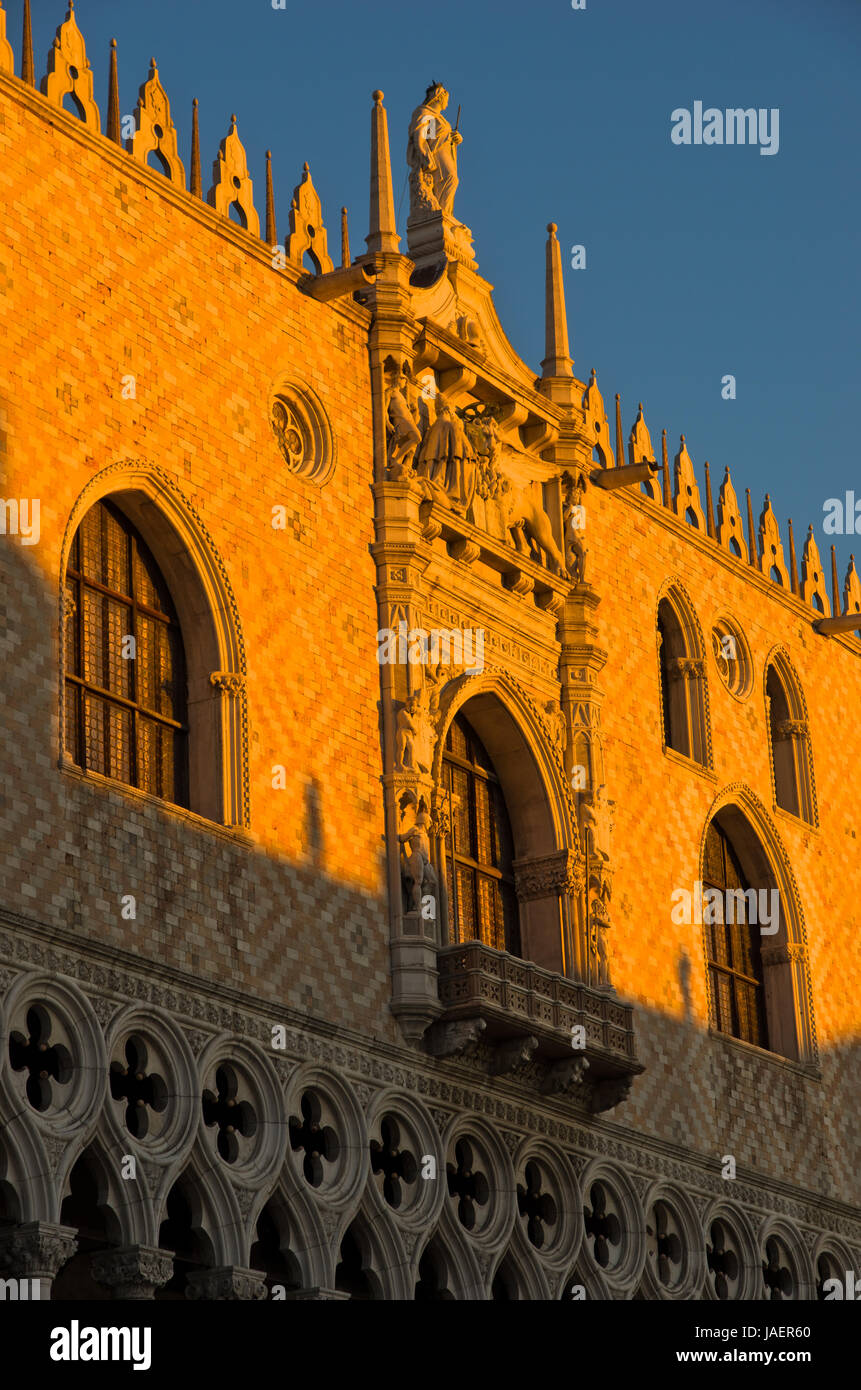 Détail de l'architecture des palais des Doges ou Palais Ducal à Piazza San Marco à Venise, Italie Banque D'Images