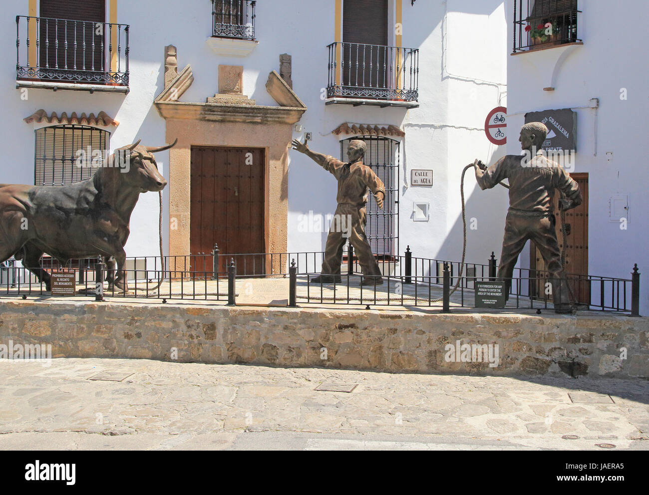 Sculpture de deux hommes et de bull, village de Grazalema, Cadiz Province, Espagne célébrant les traditions agricoles locales Banque D'Images