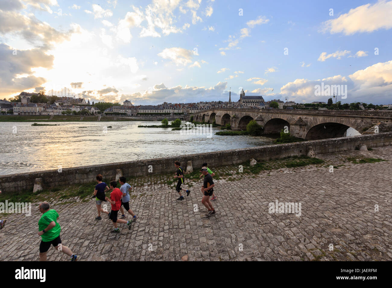 France, Loir et Cher, Blois, Loire, Pont Jacques Gabriel et runneurs Banque D'Images