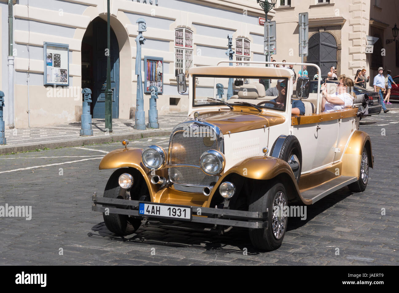 Les touristes à visiter dans une limousine vintage Alfa Romeo Spider lors d'une visite du centre-ville de Prague Banque D'Images