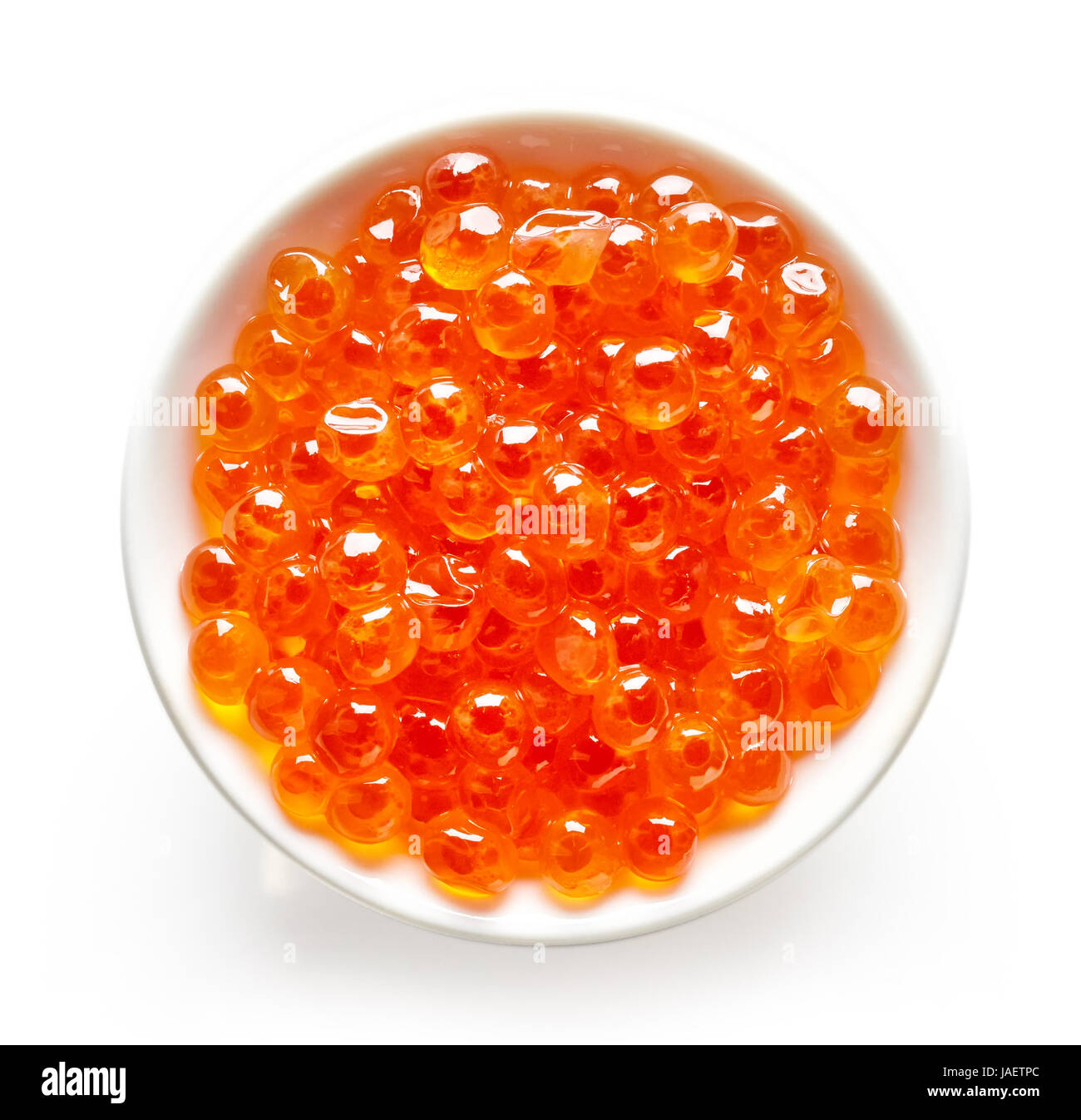 Bol de caviar rouge isolé sur fond blanc, vue du dessus Banque D'Images