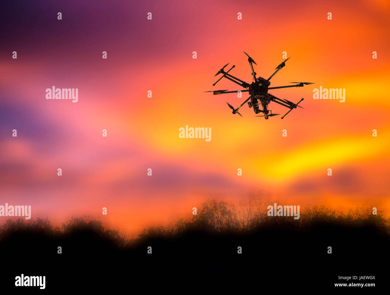 Multicopter flottant dans l'air contre un ciel gris Banque D'Images