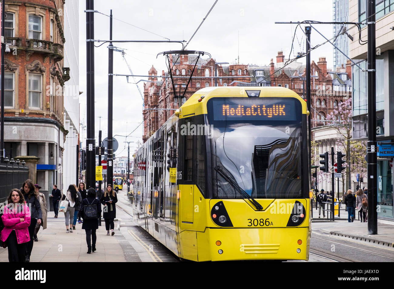 Tramway Metrolink personnes passant près de St.Peter's Square, Manchester, Angleterre, Royaume-Uni Banque D'Images