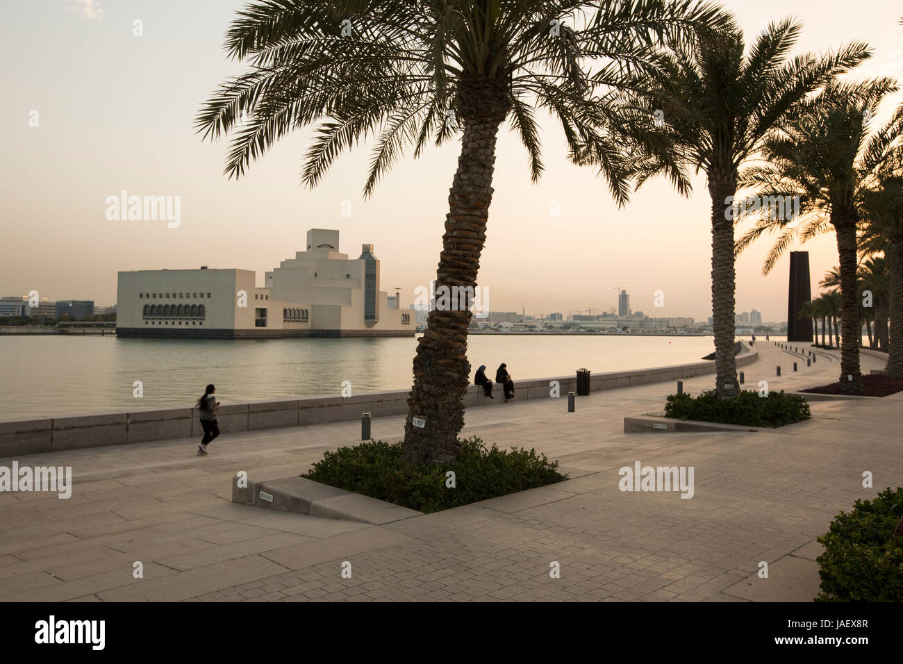Promenade en bord de mer avec le Musée d'Art Islamique, Doha, Qatar. Banque D'Images