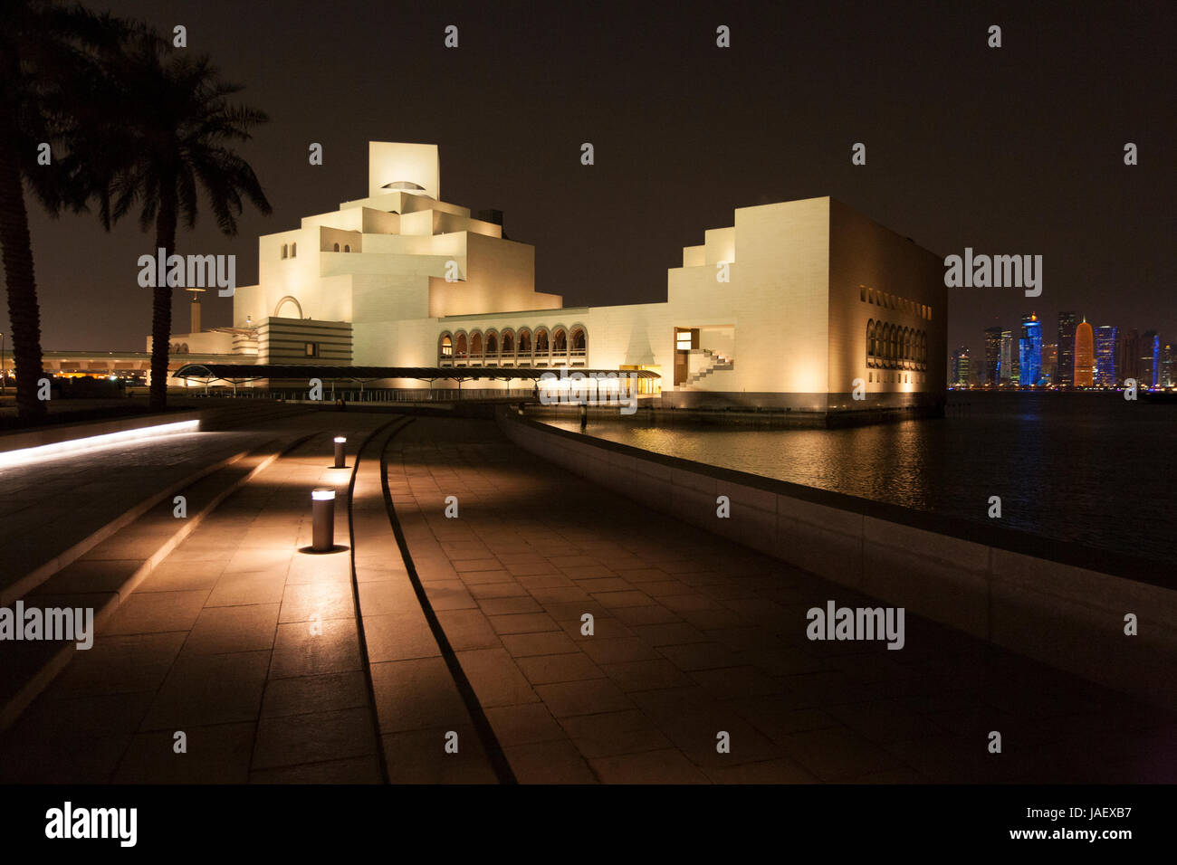 Le Musée d'Art islamique de Doha au Qatar, avec une vue sur la baie au-delà de la forte hausse des skyscrappers West Bay. Banque D'Images