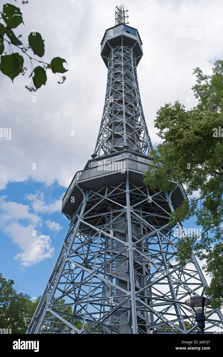 La tour de Petrin, La colline de Petrin, Prague, République Tchèque, Europe, réplique à la Tour Eiffel construite 1891 Banque D'Images