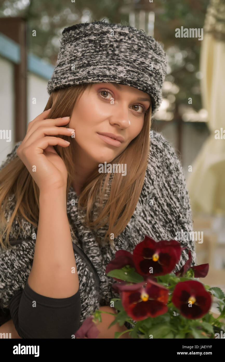 Vêtements Ethno (Serbie), d'Europe de l'extérieur, chapeau, pull un young adult Woman Woman model posing, chef du visage, de la tête et des épaules, l'écoulement Banque D'Images