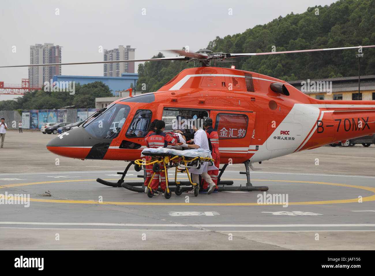 Guangzhou, Guangzhou, Chine. 5 juin, 2017. Guangzhou, Chine, le 5 juin 2017 : (usage éditorial uniquement. Chine OUT) .une perceuse de sauvetage d'air ambulance hélicoptère est tenu à Guangzhou, capitale du sud de la province chinoise du Guangdong, le 2 juin 2017. Cela prend seulement 15 minutes pour envoyer un patient de l'accident à l'urgence. Crédit : SIPA Asie/ZUMA/Alamy Fil Live News Banque D'Images