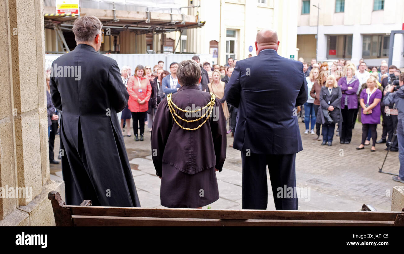 Brighton, UK. 6 juin, 2017. Hôtel de ville de Brighton, du personnel et des membres du public inscrivez-vous dans une minutes de silence aujourd'hui à la mémoire de ceux qui sont morts dans l'attaque terroriste à Londres le week-end dernier crédit : Simon Dack/Alamy Live News Banque D'Images