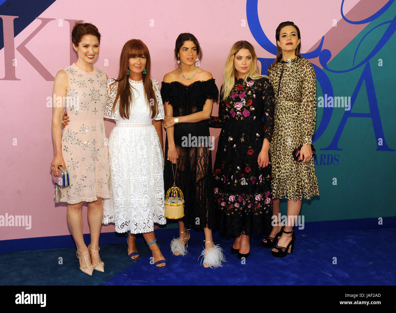 New York, NY, USA. 5 juin, 2017. Ellie Kemper, Ashley Benson, Deborah Lloyd, Leandra Medine, et Mandy Moore au 2017 CFDA Fashion Awards au Hammerstein Ballroom à New York le 5 juin 2017. Crédit : John Palmer/media/Alamy Punch Live News Banque D'Images