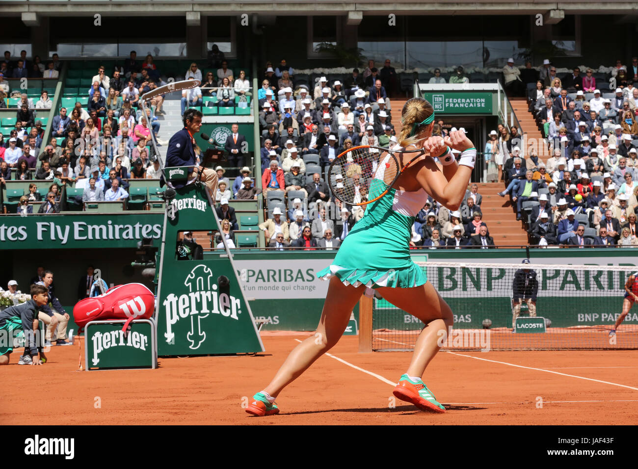 Paris, France. 06 Juin, 2017. Joueur de tennis français Kristina Mladenovic est en action au cours de sa correspondance dans le 1/4 de finale du WTA Open de France de Roland Garros vs joueur de tennis suisse Timea Bacsinszky le Juin 6, 2017 in Paris, France - Credit : Yan Lerval/Alamy Live News Banque D'Images