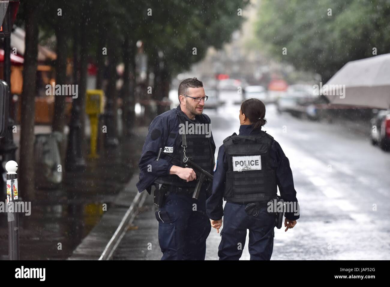 Paris, France. 6 juin, 2017. Bloc de police de la rue près de la cathédrale Notre-Dame de Paris, France, 6 juin 2017. Un homme armé d'un marteau a attaqué un policier le mardi à l'extérieur de la Cathédrale Notre Dame de Paris avant d'être blessé, chaîne d'information BFMTV locales signalées. Crédit : Li Genxing/Xinhua/Alamy Live News Banque D'Images