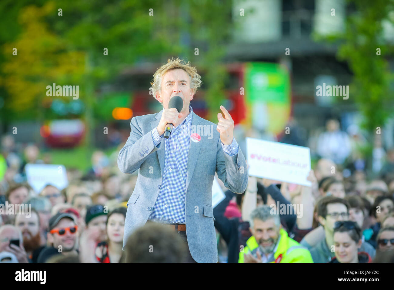Birmingham UK Mardi 6 juin 2014. Acteur et comédien Steve Coogan répond à une manifestation en soutien du parti travailliste. Crédit : Peter Lopeman/Alamy Live News Banque D'Images