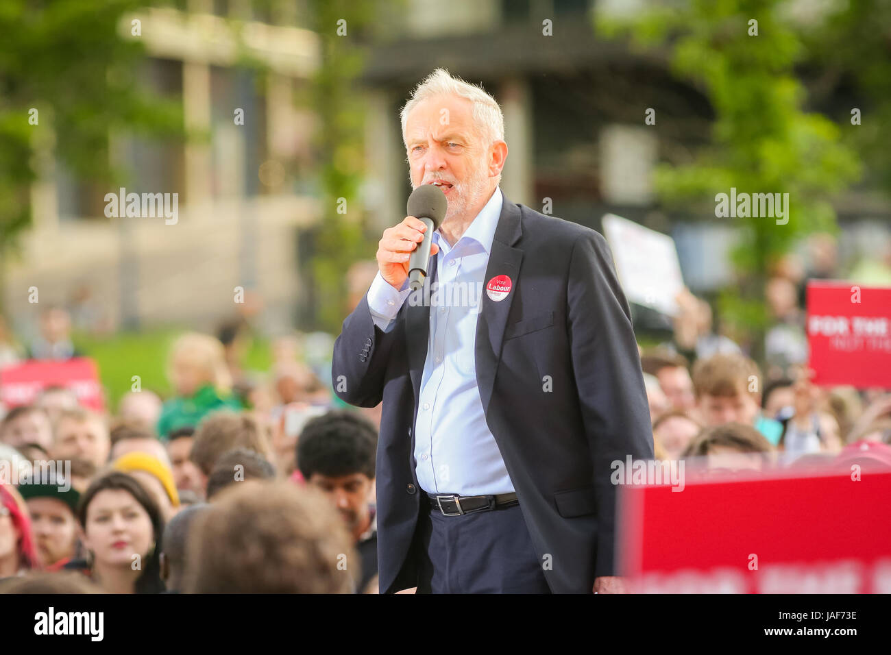 Birmingham UK. Mardi 6 juin 2017. Jeremy Corbyn leader du parti parle à une foule à Birmingham juste un jour et demi avant l'ouverture des bureaux de vote au Royaume-Uni. Crédit : Peter Lopeman/Alamy Live News Banque D'Images