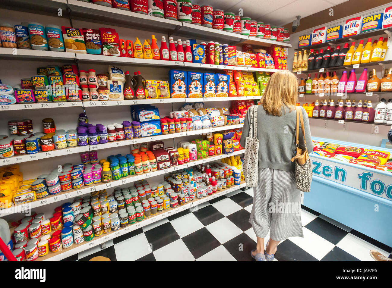 New York, USA. 06 Juin, 2017. L'artiste britannique Lucy Sparrow's bodega installation, '8', 'jusqu'à la fin de l'équipée complètement avec tous les produits de 1650 à 1800, est vue dans le Meatpacking District à New York le mardi, Juin 6, 2017. Les 1200 pieds carrés de bodega dispose d'éléments trouvés dans la bodega typique de New York y compris les collations, de la bière, des bonbons, des cigarettes et un deli cat. Les marchandises sont tous à vendre et comme il n'y a pas de retour en stock une fois qu'un produit est épuisé, son parti. La bodega sera opérationnel jusqu'au 30 juin. Crédit : Richard Levine/Alamy Live News Banque D'Images