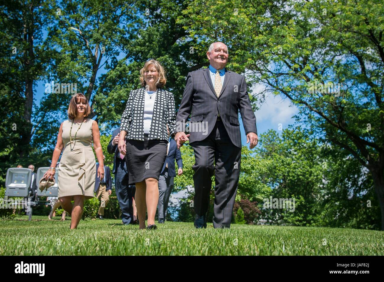 Washington, USA. Jun 6, 2017. Karen Pence, épouse du vice-président Mike Pence, gauche, promenades sans chaussures avec le secrétaire à l'Agriculture des États-Unis Sonny Perdue, droite, et sa femme Mary Ruff dans le jardin de la résidence vice-présidents, le 6 juin 2017 à Washington, DC. Karen Pence, un apiculteur passionné dévoilé une ruche sur le terrain de la résidence. Credit : Planetpix/Alamy Live News Banque D'Images