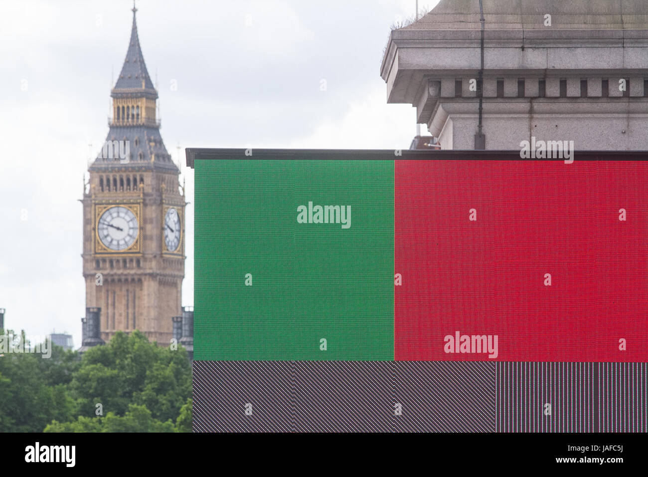 Londres, Royaume-Uni. 7 juin, 2017. Une carte électronique affiche les couleurs représentant les principaux partis politiques le dernier jour de la campagne électorale britannique avant le rendez-vous aux urnes le 8 juin pour décider du prochain gouvernement Crédit : amer ghazzal/Alamy Live News Banque D'Images