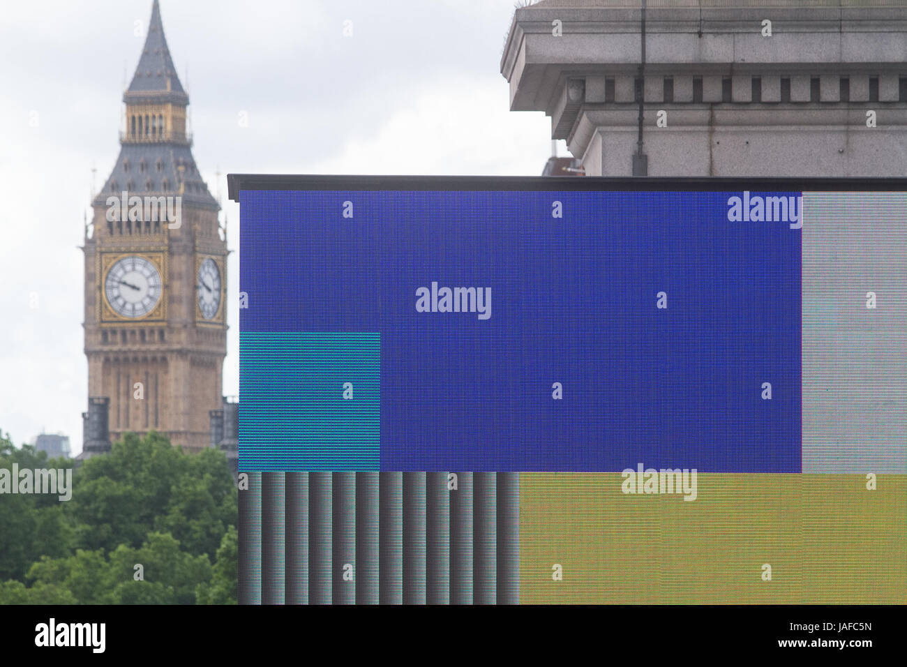 Londres, Royaume-Uni. 7 juin, 2017. Une carte électronique affiche les couleurs représentant les principaux partis politiques le dernier jour de la campagne électorale britannique avant le rendez-vous aux urnes le 8 juin pour décider du prochain gouvernement Crédit : amer ghazzal/Alamy Live News Banque D'Images