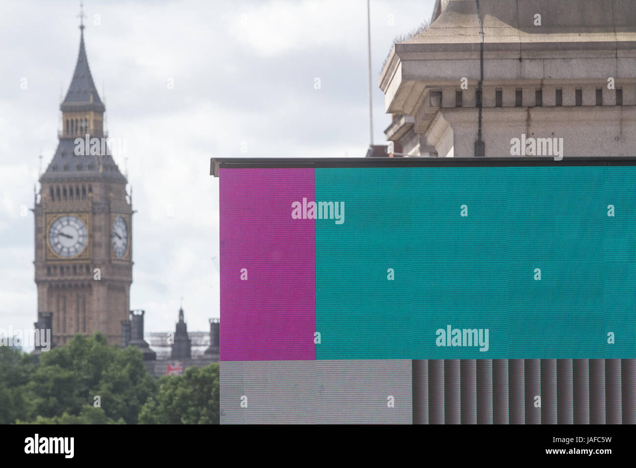 Londres, Royaume-Uni. 7 juin, 2017. Une carte électronique affiche les couleurs représentant les principaux partis politiques le dernier jour de la campagne électorale britannique avant le rendez-vous aux urnes le 8 juin pour décider du prochain gouvernement Crédit : amer ghazzal/Alamy Live News Banque D'Images