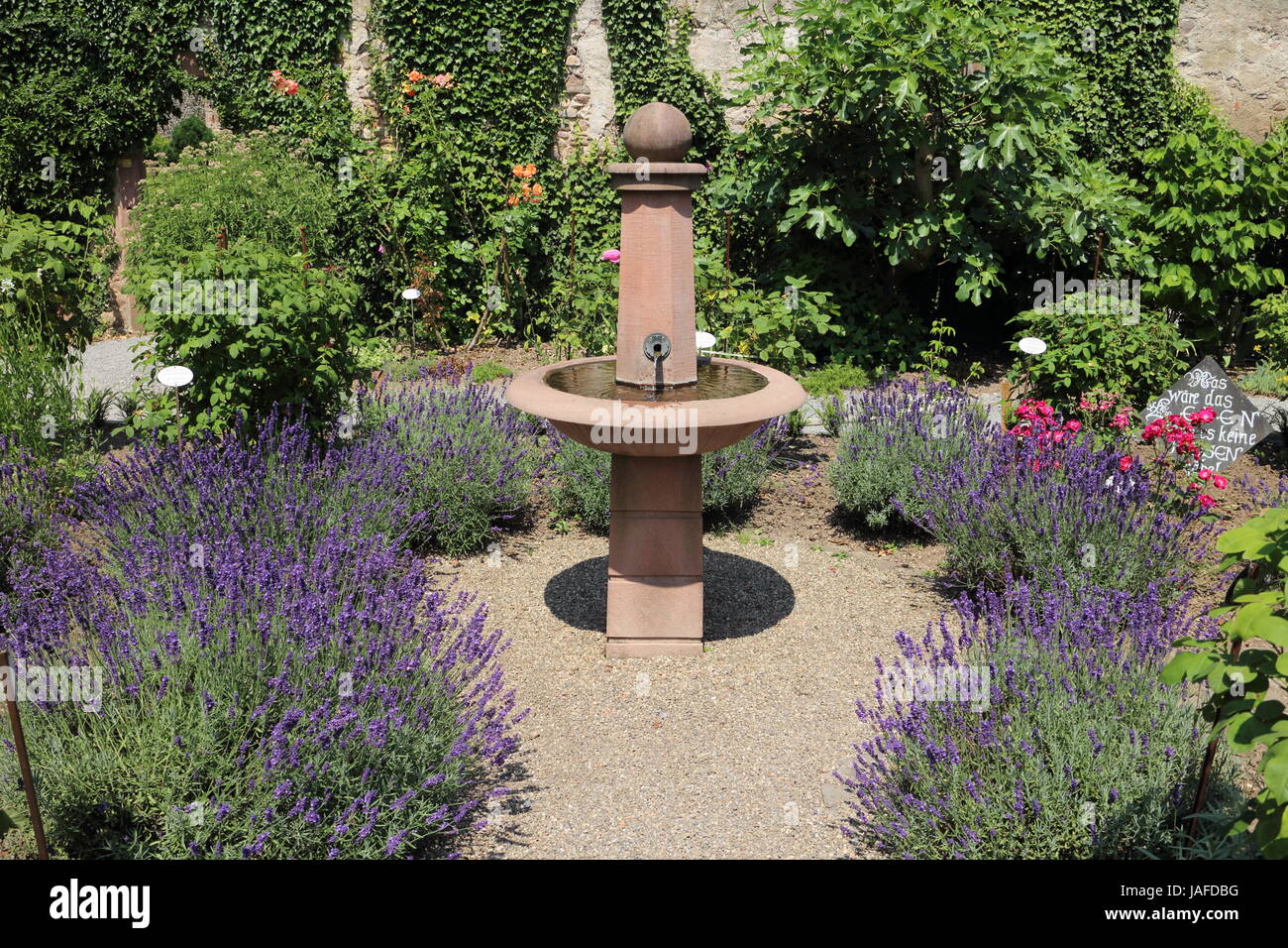 Gartenbrunnen Banque de photographies et d'images à haute résolution - Alamy