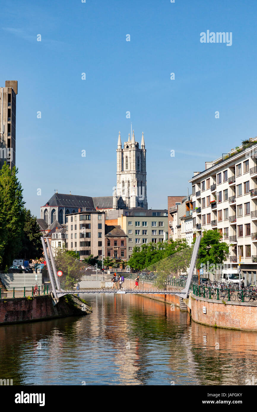La tour de la célèbre Saint Bavo (Vrijdagsmarkt), vu depuis le Portus Ganda Marina Banque D'Images