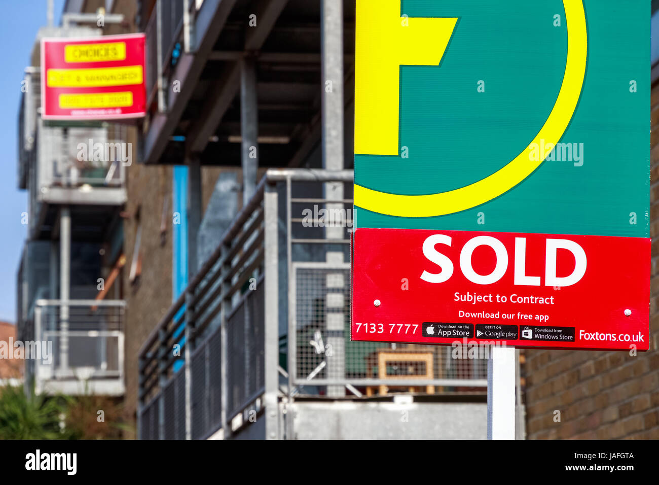 Londres, Royaume-Uni - 27 mars 2017 - Agence Immobilière vendu enseigne à l'extérieur d'une maison anglaise Banque D'Images