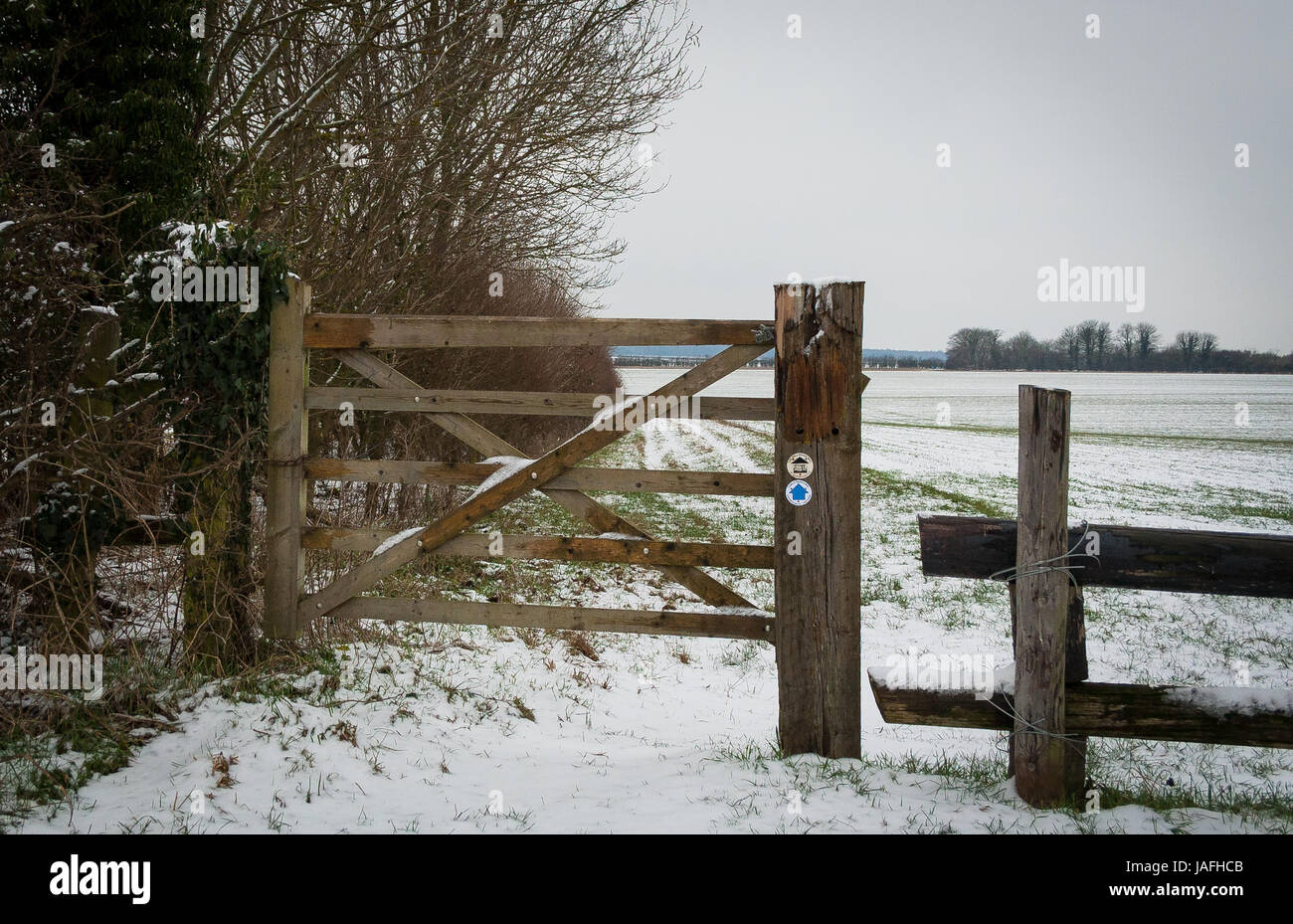 Un sentier couvert de neige d'embarquement à l'Heyford Valley dans l'Oxfordshire. Banque D'Images