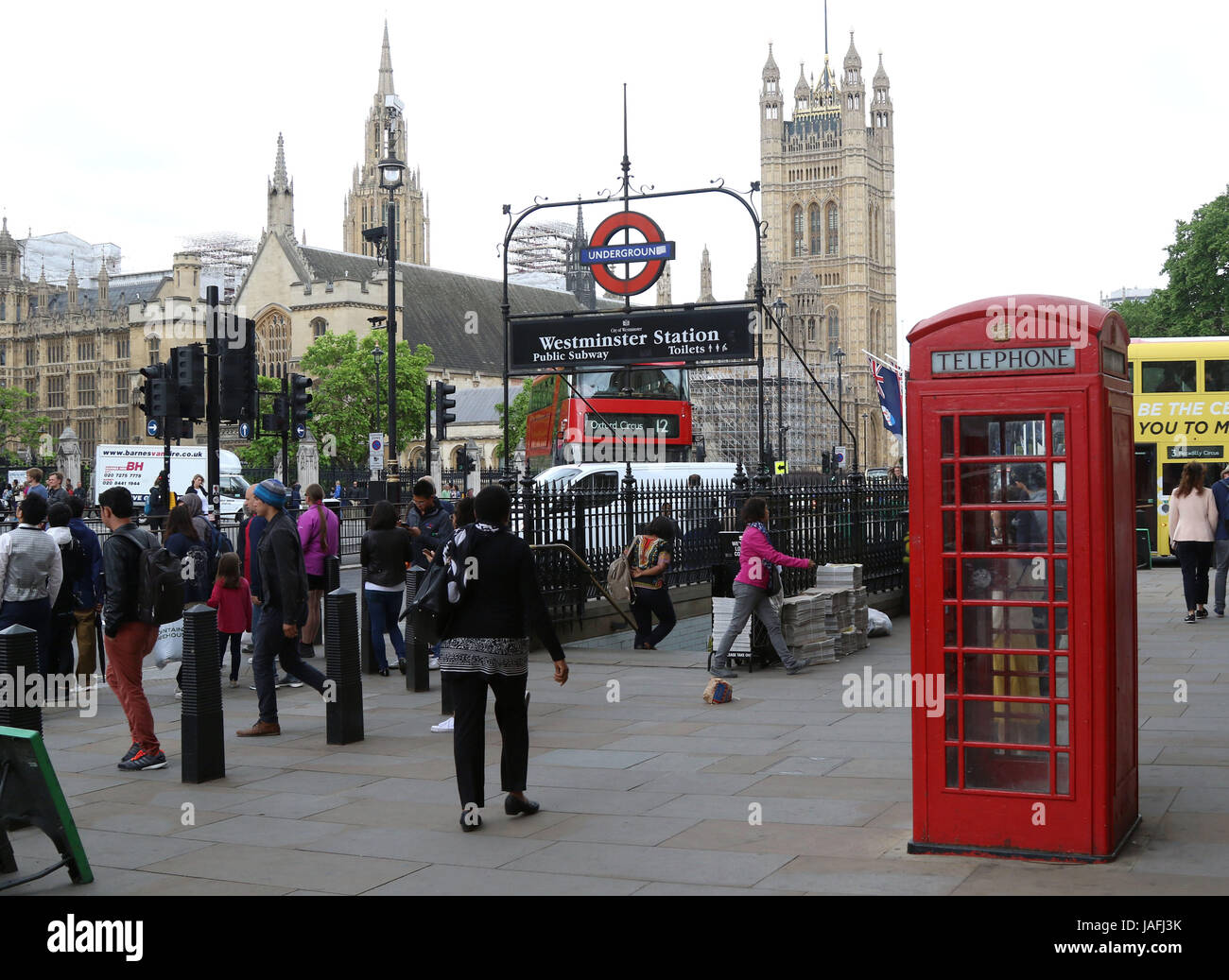 5 juin 2017 - L'entrée à la station de métro Westminster montrant un célèbre London Téléphone rouge fort Banque D'Images