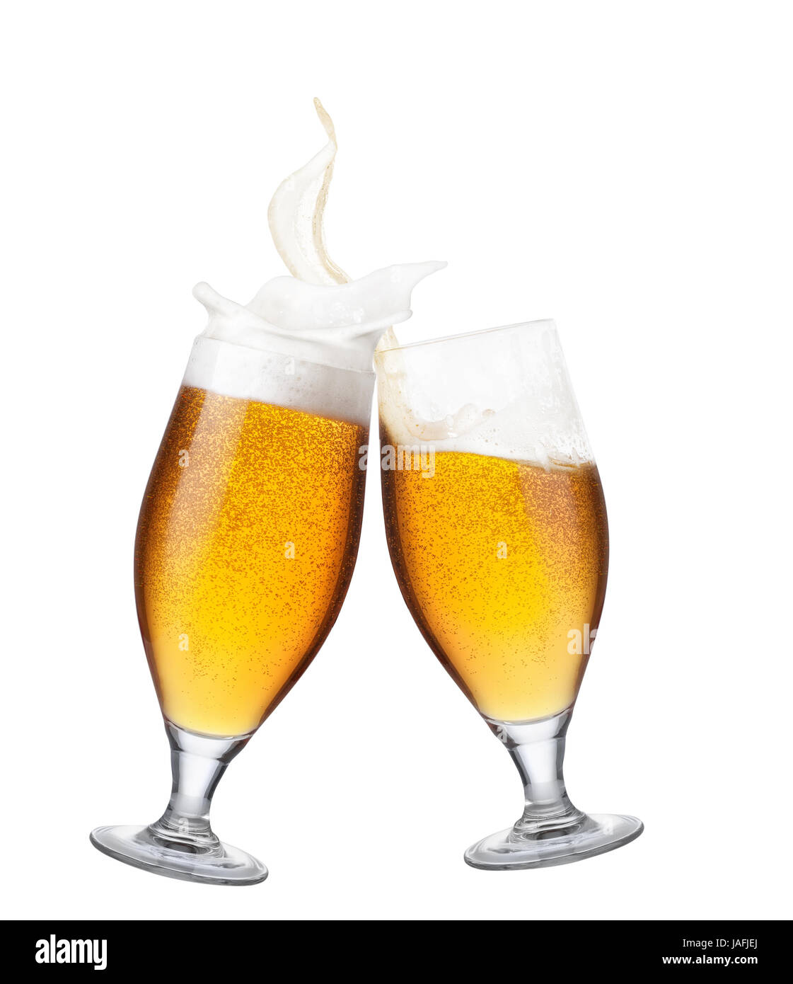 Deux verres de bière toasting créer splash isolé sur fond blanc. Cheers. Paire de gobelets de bière faire des toasts. Bières en hausse. La bière d'or splash Banque D'Images
