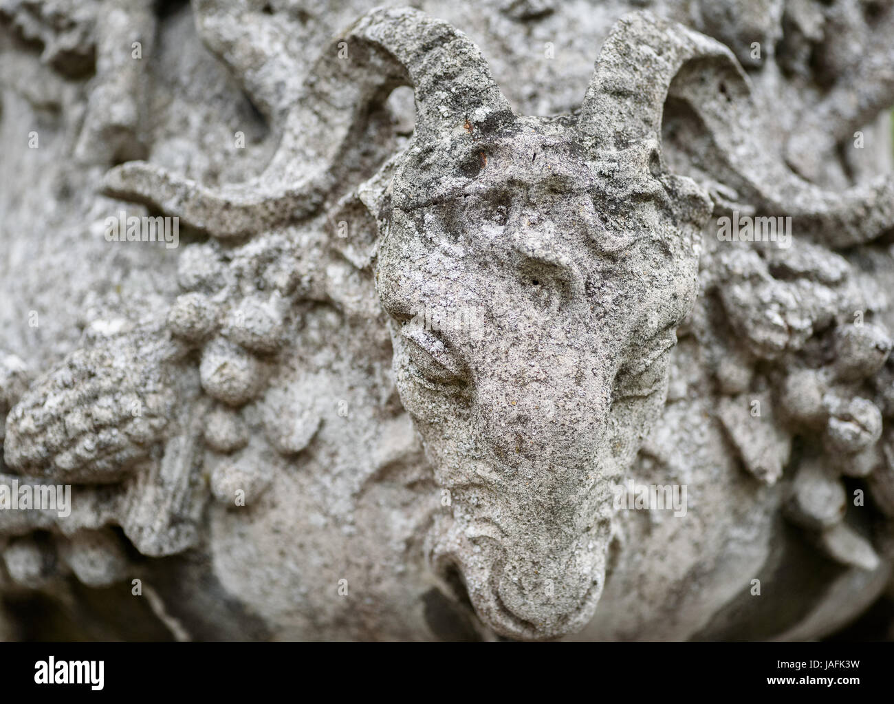 Closeup détail d'une statue de chèvre en pierre. Banque D'Images