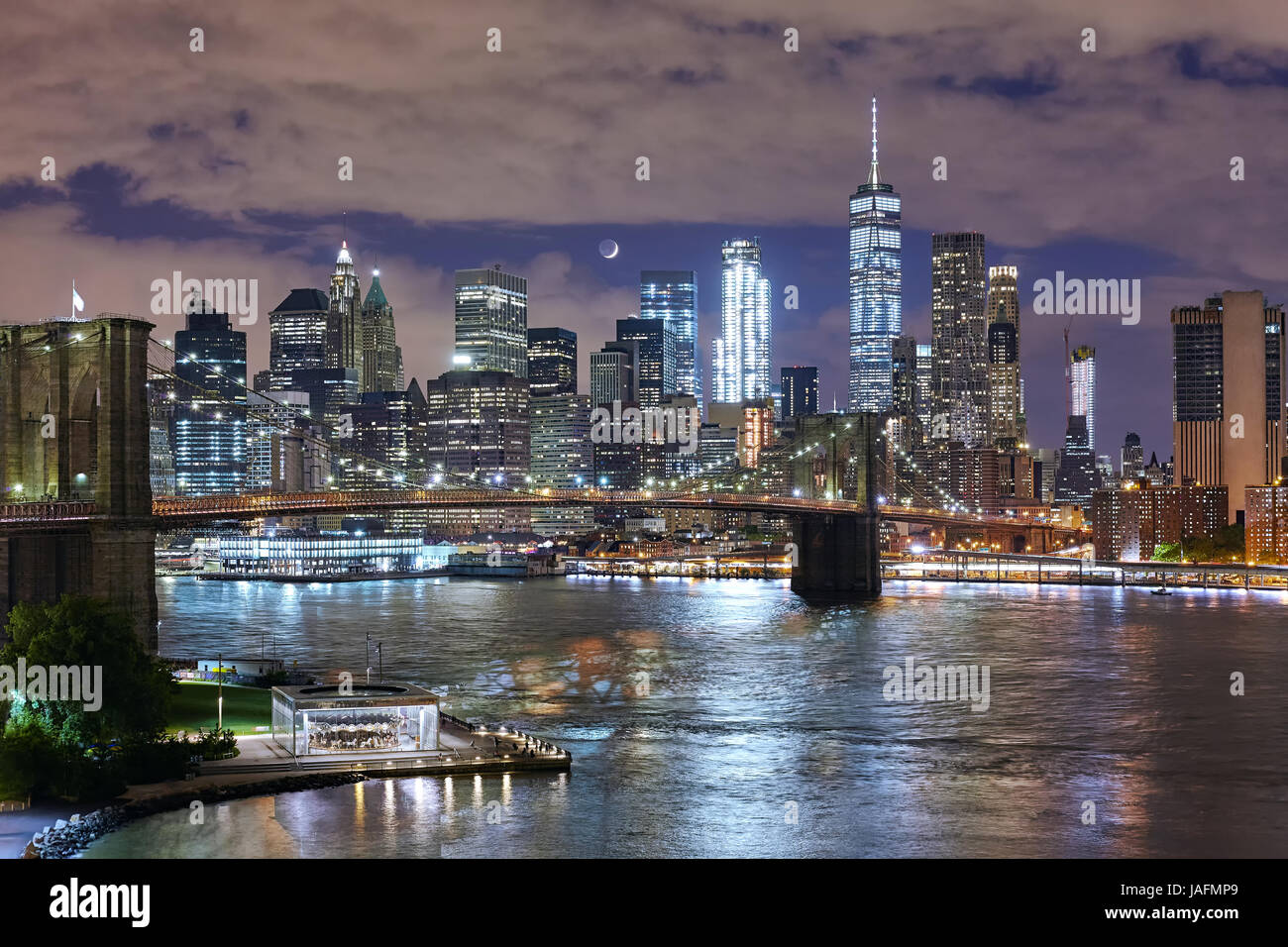Pont de Brooklyn et Manhattan de nuit avec lune croissante visible après le coucher du soleil pourpre, New York City, USA. Banque D'Images