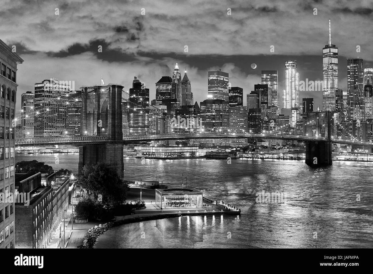 Photo en noir et blanc du pont de Brooklyn et Manhattan avec lune croissante visible la nuit, New York City, USA. Banque D'Images
