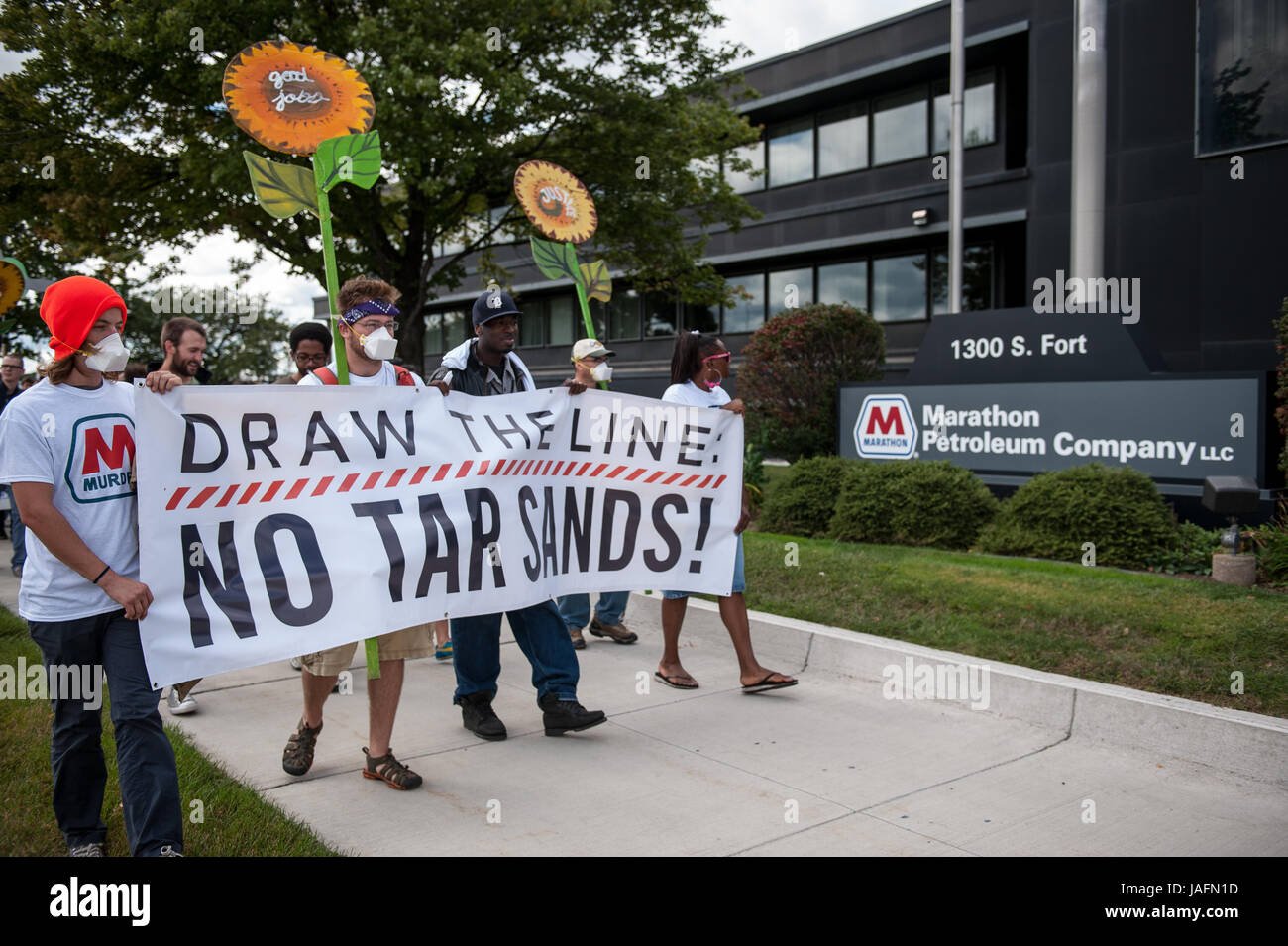 Plus de 100 personnes à l'extérieur de la raffinerie de protestation Marathon de Detroit dans le cadre d'un 'Draw' journée d'action contre le pipeline Keystone XL, les sables bitumineux et de la production de coke de pétrole en septembre 2013. Le groupe a livré ses demandes à la raffinerie de Marathon, qui est situé dans le plus pollué au Michigan, code postal 48217, et l'une des plus polluées de l'Amérique. Les gens ont affiché leur liste de revendications en face de la raffinerie qui lisez : restituer à la communauté, d'arrêter le raffinage des sables bitumineux, l'assainissement de l'environnement affecté, réduire les émissions de carbone de 50  % par rapport à Banque D'Images