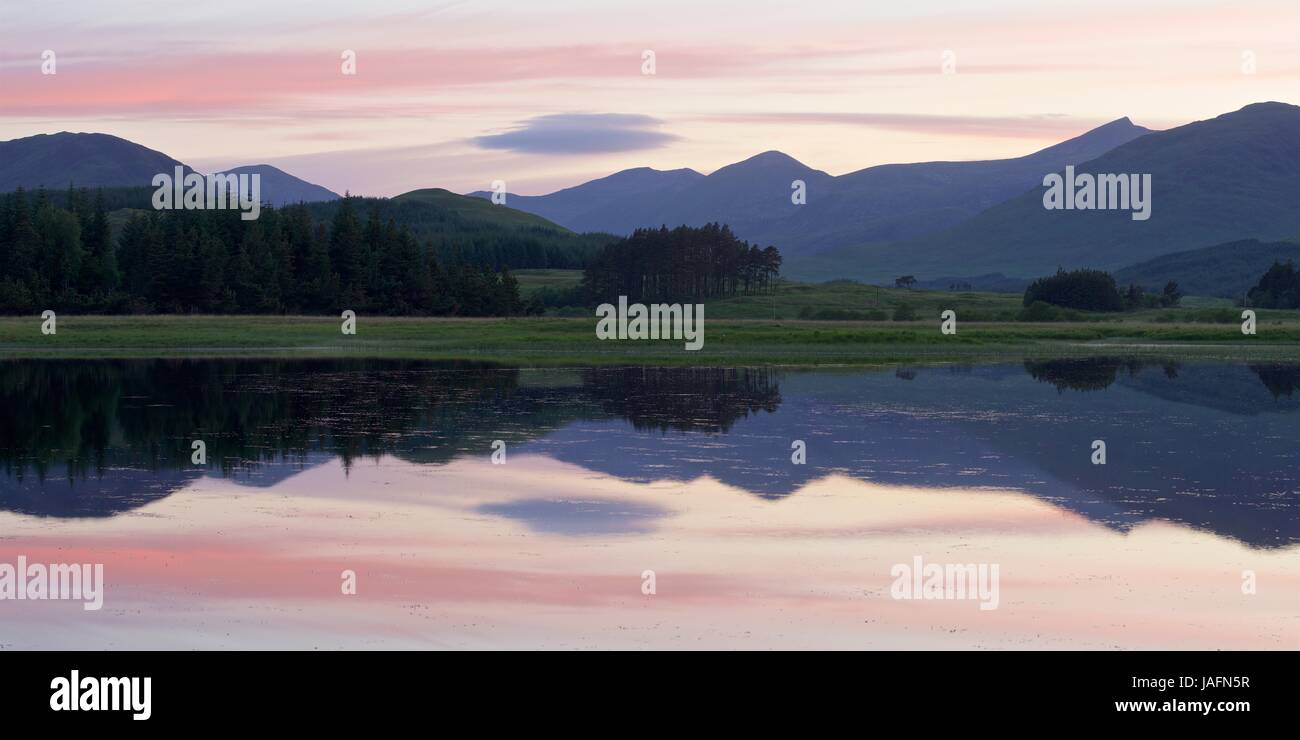 Une visite de coucher du soleil les rives du Loch Tulla, Argyll, Scotland. Banque D'Images