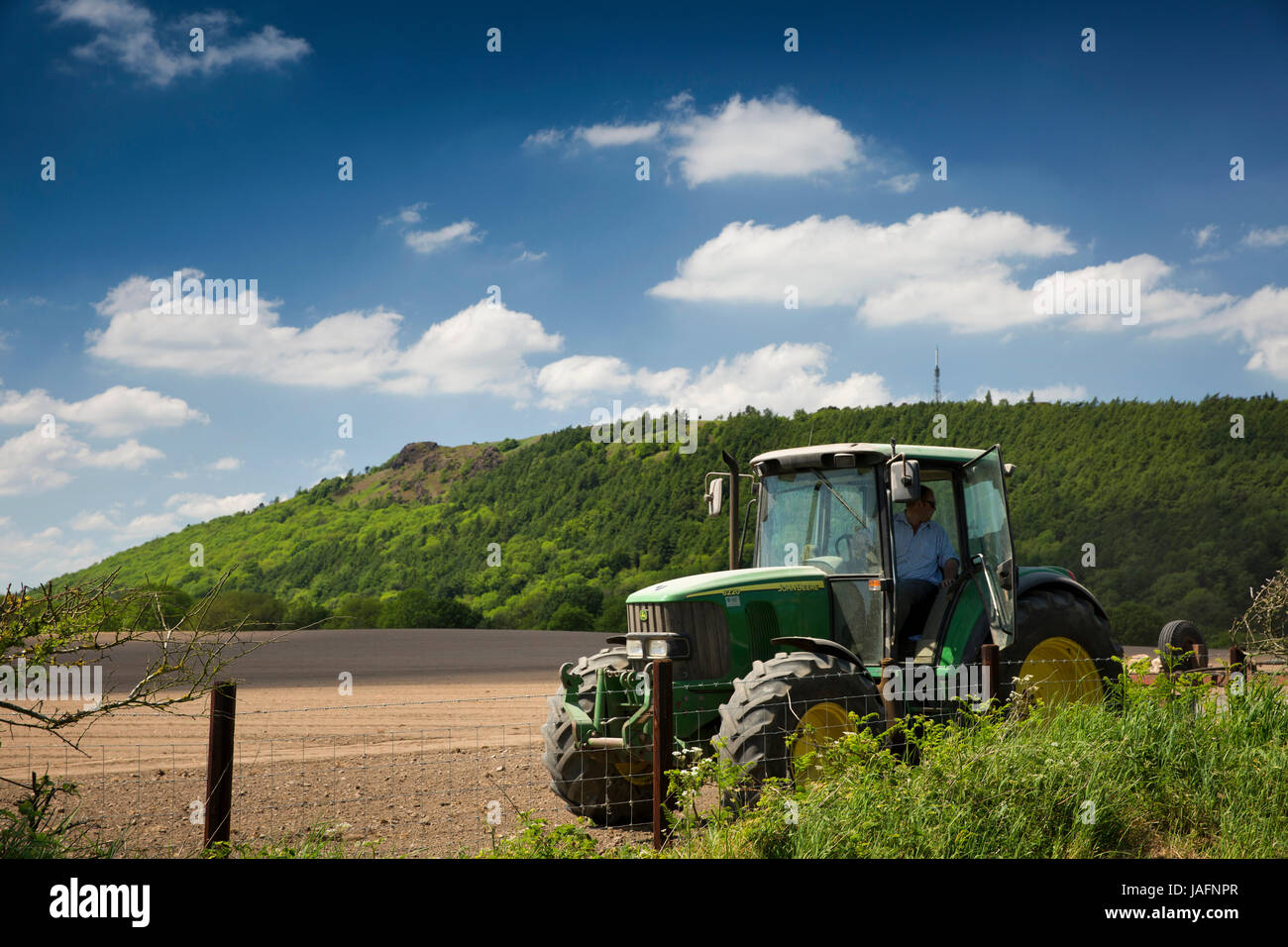 Royaume-uni, Angleterre, Shropshire, peu de Wenlock, farmer le hersage champ ci-dessous le Wrekin Banque D'Images