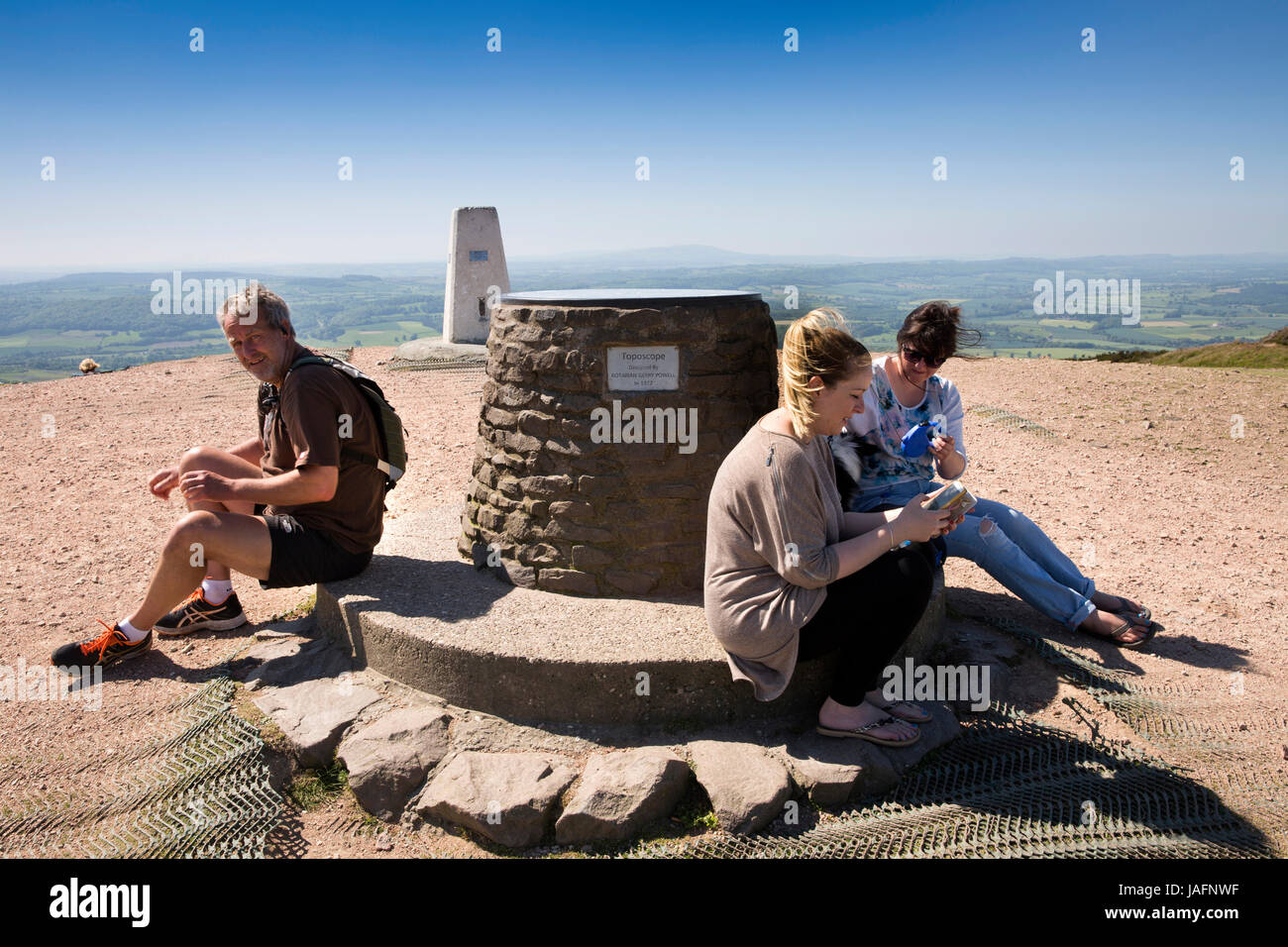 Royaume-uni, Angleterre, Shropshire, le Wrekin, les visiteurs se reposer par le Toposcope conçu par Gerry Powell et trig point Banque D'Images