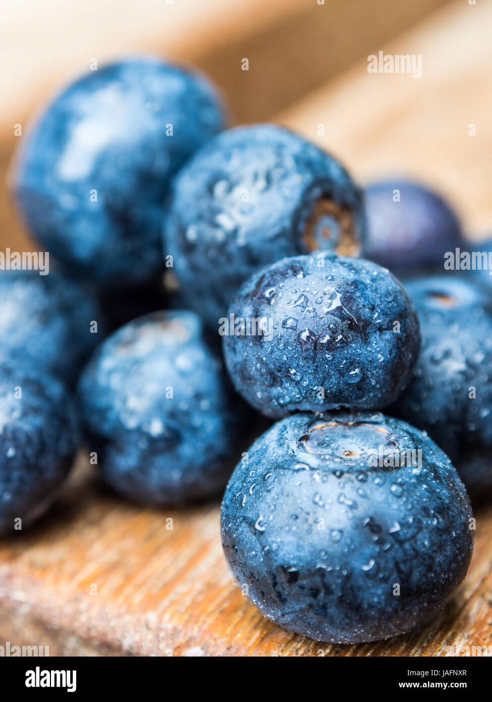 Les bleuets de perles d'eau sur une surface en bois Banque D'Images