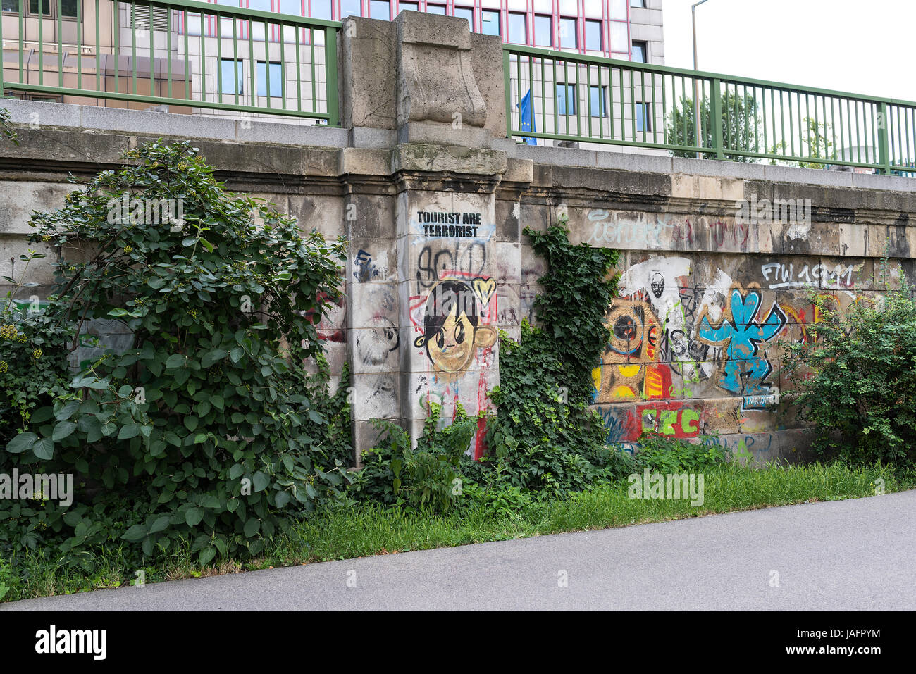 Terroristes sont touristiques graffiti sur mur, Vienne, Autriche, Europe Banque D'Images Terroristes sont touristiques graffiti sur mur, Vienne, Autriche, Europe Banque D'Images