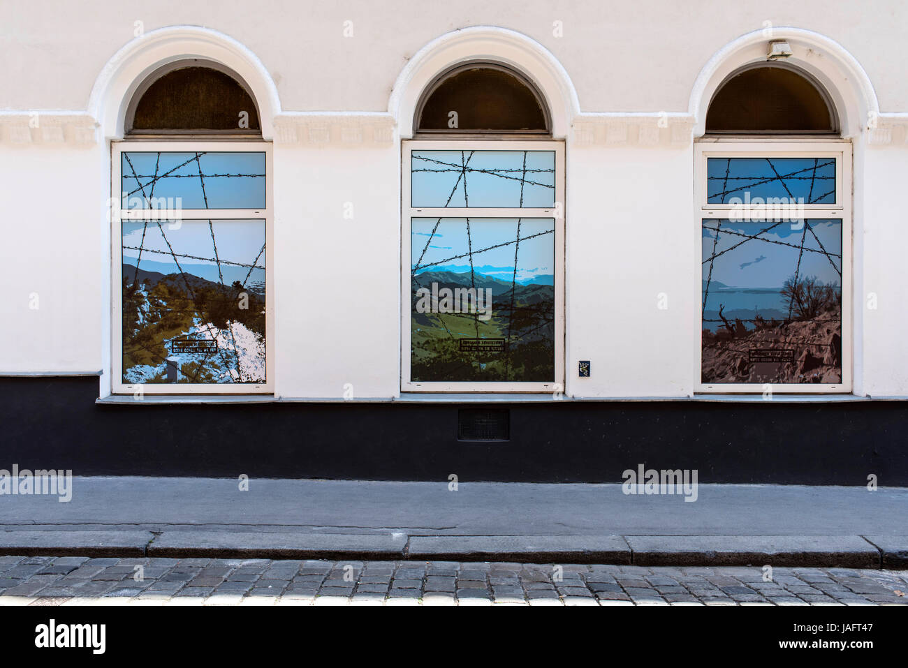 La frontière de barbelés peints sur windows, Vienne, Autriche, Europe Banque D'Images
