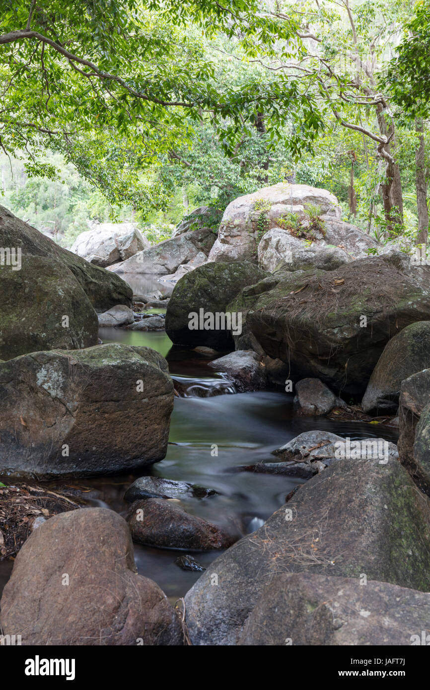 Boules de granit dans la rivière Jourama, Paluma Range National Park, Queensland, Australie Banque D'Images